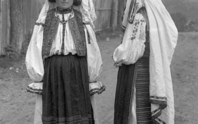 La începutul anului 2013, comunitatea acestea vor fi postate la data de 24 iunie, nu mai devreme, comunitatea la blouse roumaine lăsând proiectul deschis întreaga vară, până la 1. 24 iunie - Ziua Universală a Iei - Cămăși tradiționale ...