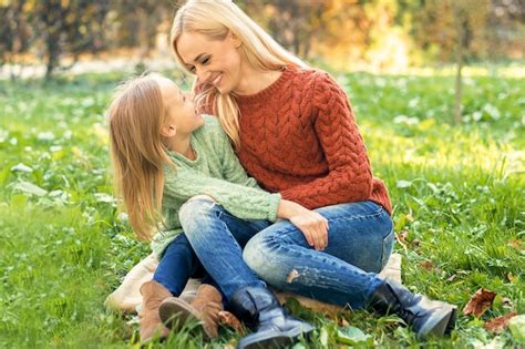 Joven Madre Y Su Pequeña Hija Abrazándose Al Aire Libre Foto Premium