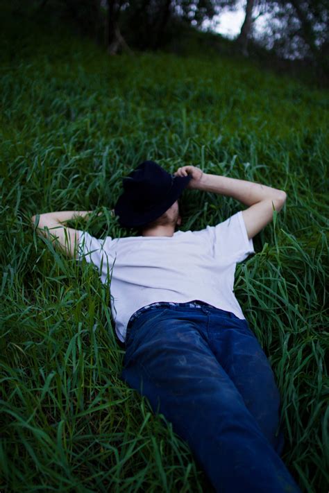 無料画像 自然 工場 女の子 女性 芝生 草原 太陽光 葉 花 モデル 春 緑 座っている 青 ドレス 美しさ 感情 インタラクション 写真撮影