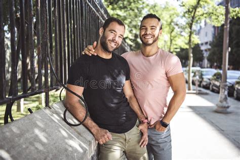 Un Retrato De Una Feliz Pareja Gay Al Aire Libre En Un Entorno Urbano Imagen De Archivo Imagen