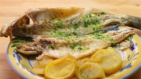La lubina la añadiremos ya muy avanzado el horneado de las verduras y cuidaremos de que no se subre la temperatura del horno a 180º, retira la fuente del horno y saca el papel de aluminio, coloca. LUBINA AL HORNO CON PATATAS - Cocina Casera y Fácil