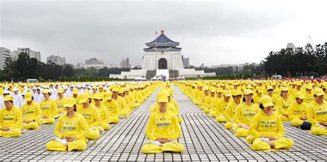Chinese Tourists Need To See This 6000 Falun Gong Practitioners