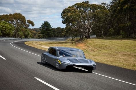 Un Auto El Ctrico Recorre Kil Metros Con Una Sola Carga Solar Y