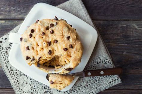 Kuchen abkühlen lassen, aus der form stürzen und nach belieben mit schokolade oder puderzucker überziehen. Schneller Tassenkuchen mit Schokostückchen - Rezept ...