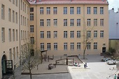 Älteres Schulgebäude – Justus-von-Liebig-Grundschule – Gegründet 1995
