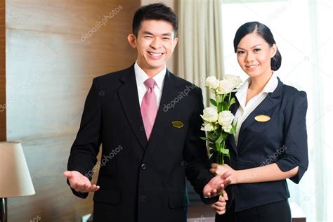 Hotel Manager Welcoming Vip Guests — Stock Photo © Kzenon 77908852