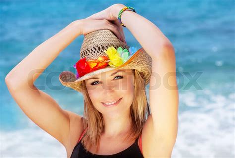 glückliche junge Frau am Strand Stock Bild Colourbox