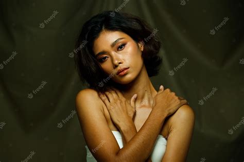 Premium Photo Half Body 20s Asian Indian Woman Tanned Skin Curl Hair Beauty Skin Female