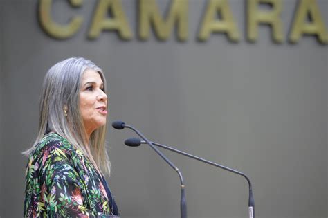 Placas hiperqueratósicas discretas nas palmas das mãos e/ou plantas dos pés que tendem a se tornar confluentes. Associação de Pacientes divulga campanha pelo Dia Mundial ...