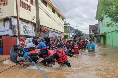 Death Toll From Indonesia Floods And Landslides Climbs To 68 The New York Times