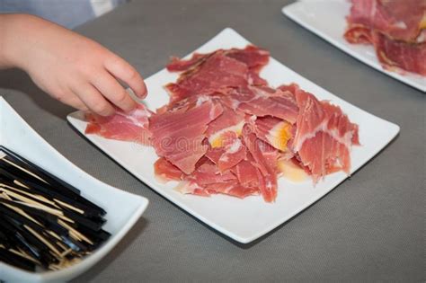 Il prosciutto crudo viene di solito parzialmente o completamente disossato prima della stagionatura, da qui la sua forma più. Prosciutto Crudo Italiano O Jamon, Prosciutto Di Serano ...
