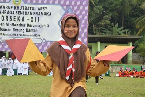 Desain baju seragam sekolah dunia pendidikan indonesia saat ini sedang heboh dengan wacana seragam baru yang akan penuh atribut. Seragam Santri Darunnajah
