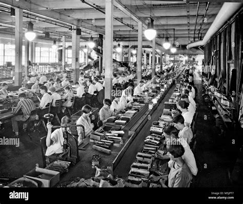Männer und Frauen in der Fabrik arbeiten 1920er Jahre Deutschland