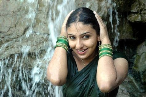 hot pictures gallery of monica bathing in saree hot sexiest models