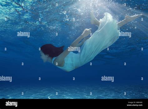 Women Underwater Hi Res Stock Photography And Images Alamy