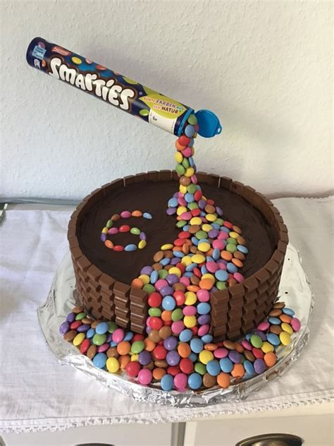 Zerbröselt das innere vom kuchen, welches ihr zuvor rausgeschnitten habt und gebt es als topping auf den kuchen. Illusion Candy Cake mit M&Ms und Maltesers von ...