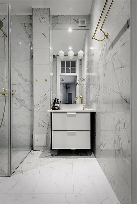 Wandpanelen met marmer look geven een luxe uitstraling aan iedere keuken en badkamer. Kleine badkamer met marmer en goud - Badkamers voorbeelden