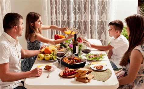 Cómo Ayuda A La Salud De Los Adolescentes El Hábito De Comer En Familia