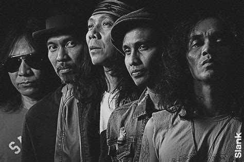 Hallo sobats penggemar musik band indonesiaa, kembali lagi bersama gandamusik yang selalu membagikan lagulagu terbaru dan. Slank Targetkan 15 Miliar untuk Pahlawan Jalanan - POP ...