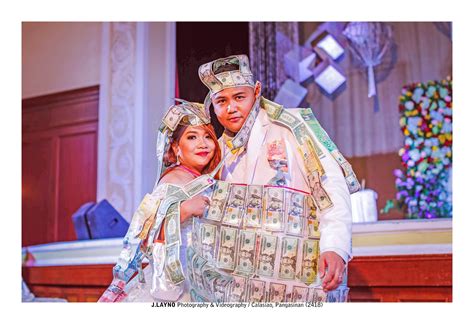 look pinoy newlyweds receive p844 000 during their money dance the