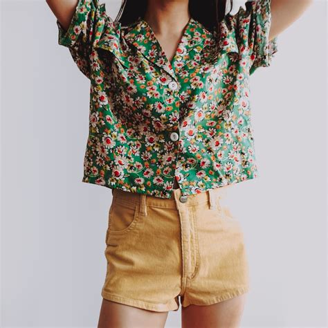 Vintage Daisy Cropped Button Up Shirt 3 Colors · Megoosta Fashion