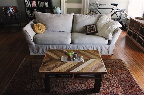Here's our pallet coffee table and benches tutorial! DIY Pallet Coffee Table - The Merrythought