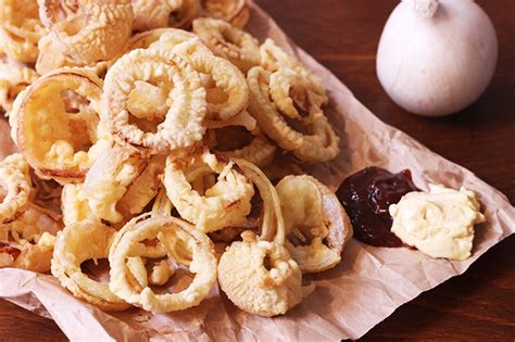 Gli anelli di cipolla fritti o onion rings, sono un tipico piatto da fast food in america, inghilterra, irlanda, ma sono diffusi anche in europa, asia e per preparare la ricetta degli anelli di cipolla fritti, in una terrina versate la farina e il lievito setacciati. Anelli di cipolla fritti ricetta con preparazione americana