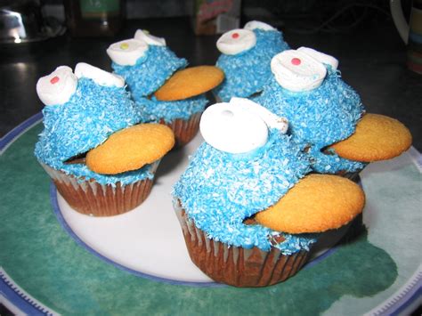 Für das schachbrettmuster jeweils mit einem kleinen runden ausstecher (ca. Krümelmonster Cupcakes - Muffins | Rezept | Muffins ...