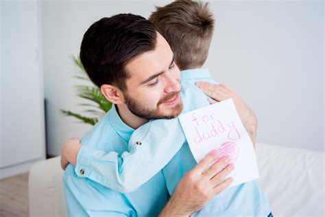 * * * мій перший вірш написаний в окопі, на тій сипкій од вибухів стіні, коли згубило зорі в гороскопі моє дитинство, вбите на війні. Всенародний день батька: ТОП-5 найкращих віршів про тата українською мовою