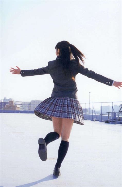 日本女高中生的裙子为什么辣么短 知乎