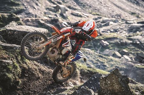 The austrian firm says the 2018 competition machines use two injectors into cylinder ports to reduce fuel consumption, make the engine smoother and eliminate the need for. KTM Unveils World's First 2-Stroke Fuel Injection Enduro ...