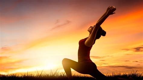 El Saludo Al Sol Yoga Paso A Paso Y Sus Beneficios 🌞 De Yoga 🧘‍