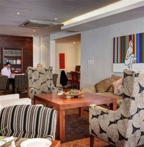This modern, stylish central london hotel is located in the heart of fashionable camden town & directly overlooking regent's canal. "Lounge" Holiday Inn Cape Town (Kapstadt) • HolidayCheck ...