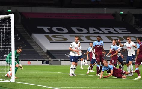 West Ham Boss David Moyes Loses His Cool With Var Officials After Controversial Tottenham Goal