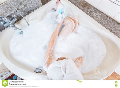Belle Jeune Fille Versant Dans La Baignoire Image Stock Image Du Soin