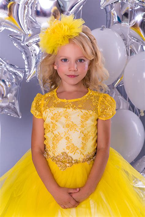 Девочка В Желтом Платье Фото