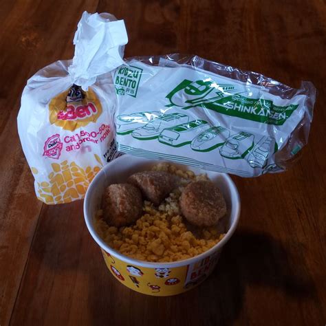 Inii dapet 2 pcs shrimp roll, 2 pcs egg roll, mayo (harusnya ada saladnya sih kek biasa, tapi aku gamau pake salad), sama nasi putih. HokBen (Hoka Hoka Bento), Buah Batu, Bandung - Lengkap ...