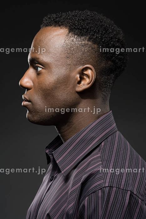 黒人男性 横顔の写真素材 [7139198] イメージマート