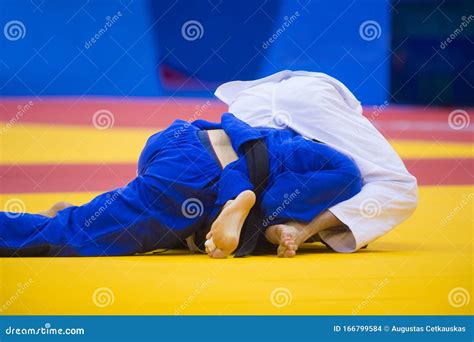 Dos Luchadores Del Judo Con Uniforme Blanco Y Azul Foto De Archivo Imagen De Ataque Adulto