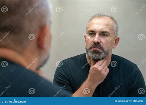 Hombres Apuesto De Mediana Edad Mirando Al Espejo En El Baño Tocando Su