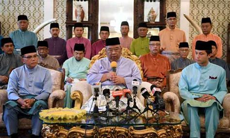 Pahang crown prince tengku abdullah has been proclaimed as the sixth sultan of pahang, effective immediately, succeeding his father sultan ahmad shah. Sultan Ahmad Shah serah takhta hampir 45 tahun ...