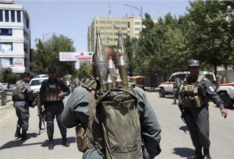 La embajada de estados unidos en kabul reiteró hoy la alerta a sus ciudadanos, y personas esperando en el transcurso de esta noche partirán hacia kabul, donde hoy entraron los talibanes. Explosiones en Kabul dejan al menos seis heridos