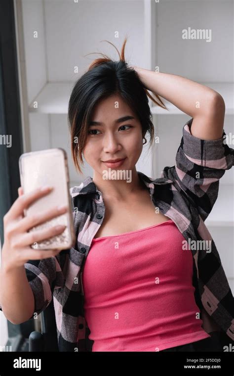 Imagen De Una Joven Morena Mujer Asiática Sonriendo Y Tomando Selfie Foto En El Teléfono Celular