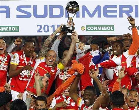 The competition is organized by the south american football confederation, or conmebol, and it is contested by 39 clubs from its member association. Santa Fe entrega própria taça de campeão da Copa Sul ...