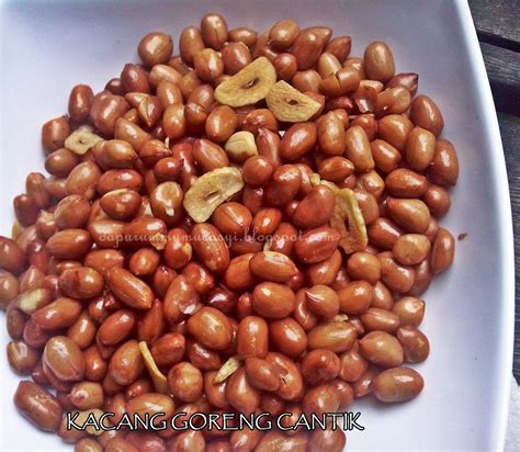 Kacangnya direbus dulu dengan bawang putih, santan dan garam supaya rasanya menyerap ke dalam kacang. Cozy Kitchen : Kacang Goreng Cantik