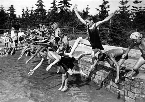 23 Vintage Photos That Show What Summer Fun Looked Like Before The