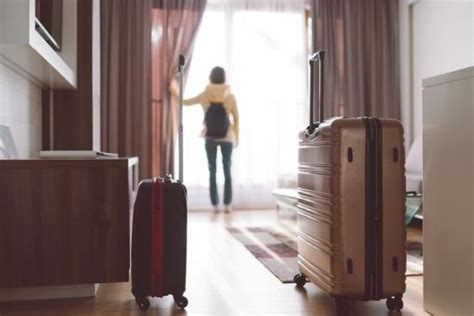 Woman with a suitcase (hangul: People share their best hotel hacks after man shows ...