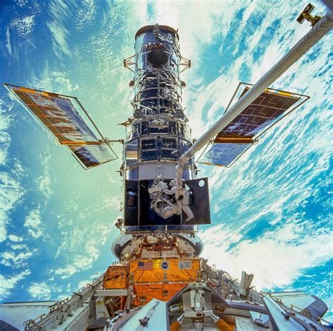 How The Hubble Space Telescopes Blurry Eyesight Was Repaired Metro