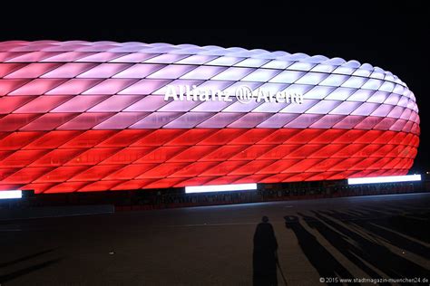 Die zwölf vier meter hohen großbuchstaben erscheinen entweder in blau oder weiß. Neue LED-Beleuchtung der Allianz Arena München