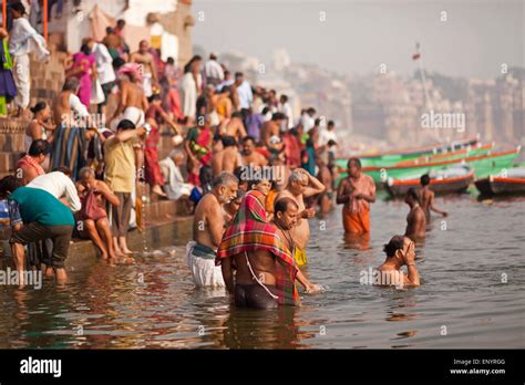 Hinduistischen Anbeter Baden Im Ganges Fluss Varanasi Uttar Pradesh Indien Asien